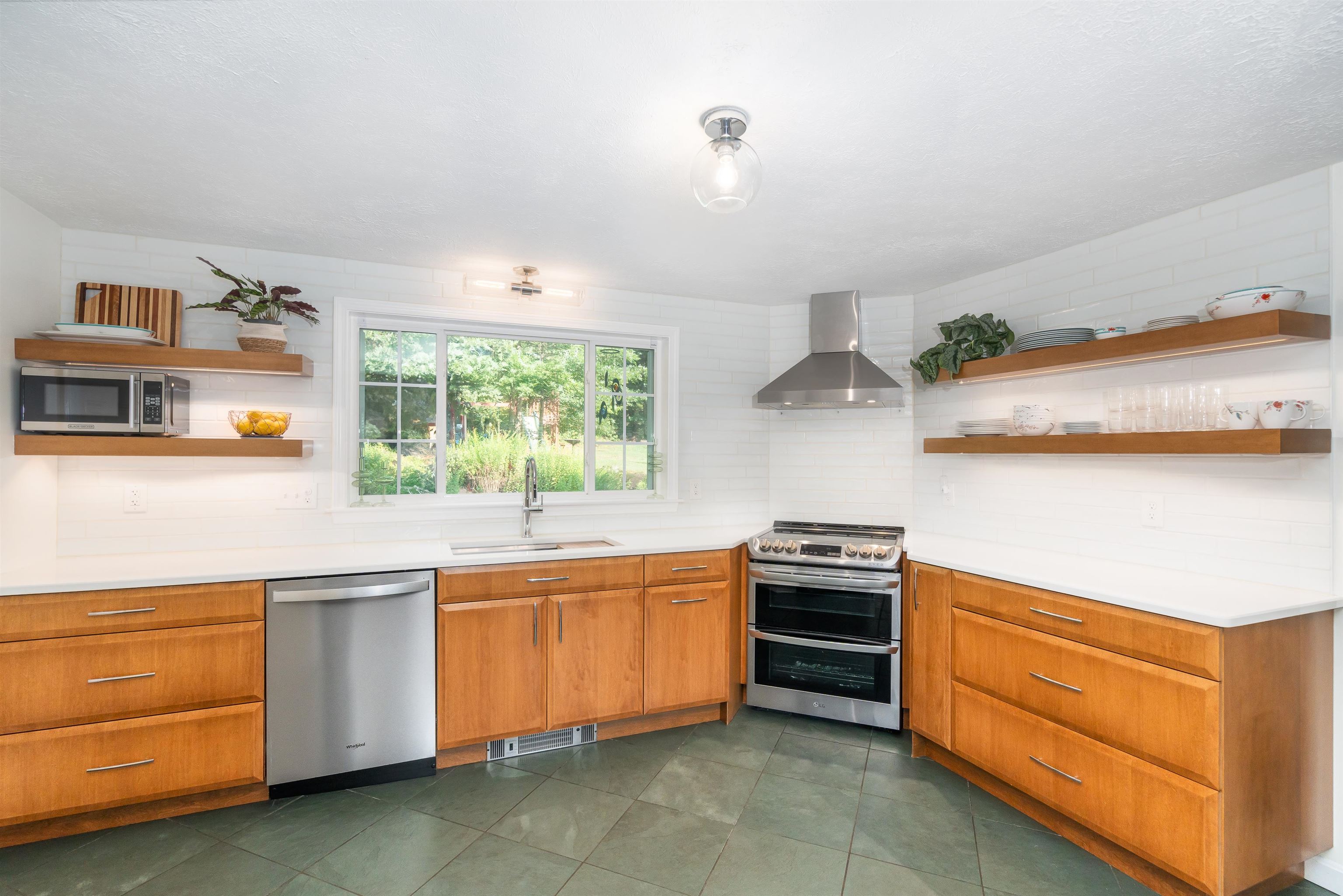 9 Evergreen Circle Litchfield, NH 03052 - Photo 31 of 36