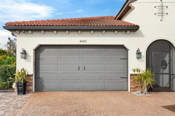a view of entryway with fan