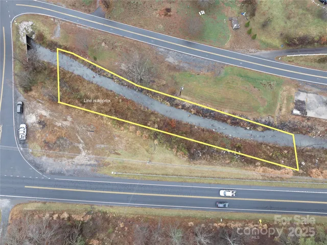 a view of a yard in front of house