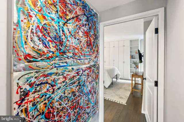 a very nice looking room with a small space