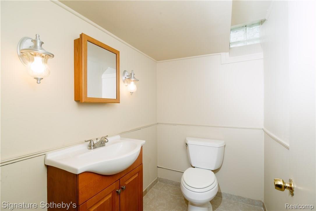 230 Winry Drive Rochester, MI 48307 - Photo 15 of 19 Winry Drive Listing Dylan Tent-018.jpg