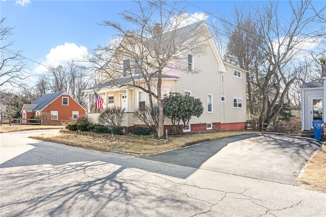 27 Hemlock Avenue Cranston, RI 02910 - Photo 3 of 36