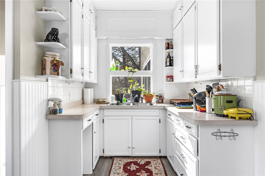 27 Hemlock Avenue Cranston, RI 02910 - Photo 7 of 36