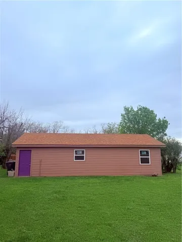 a view of a yard with an tree