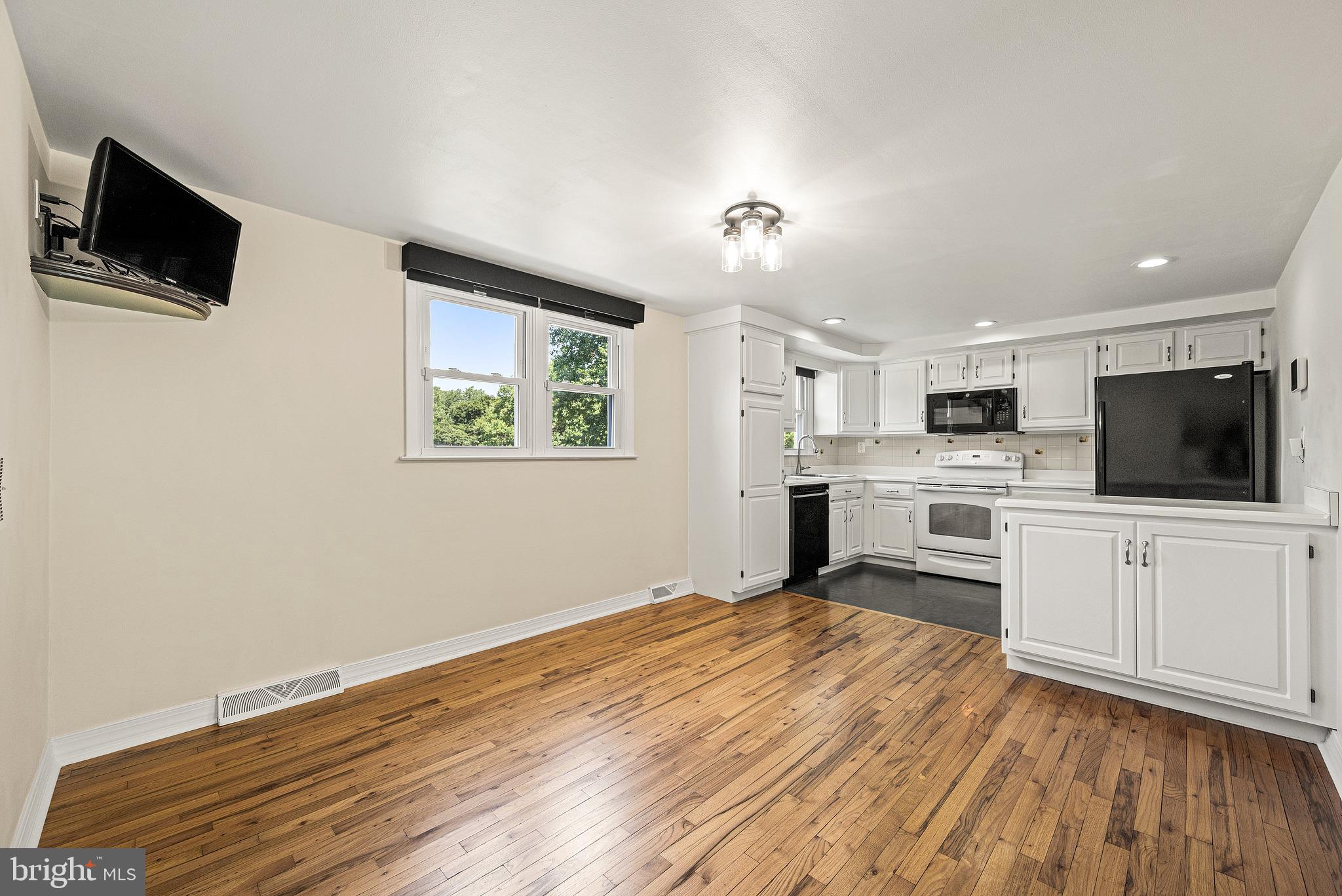 1018 Hopewell Road Downingtown, PA 19335 - Photo 8 of 37 Dining room