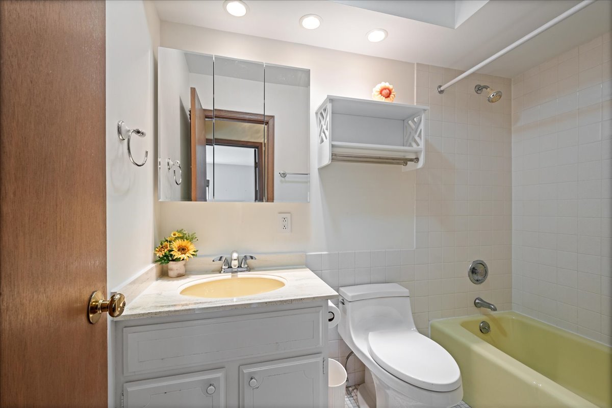 300 Thames Parkway, Unit 3F Park Ridge, IL 60068 - Photo 15 of 20 Gallery Image 15