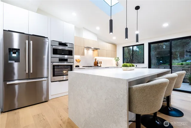 $2,346,000 | 15621 Southeast 24th Street, Bellevue, WA 98008