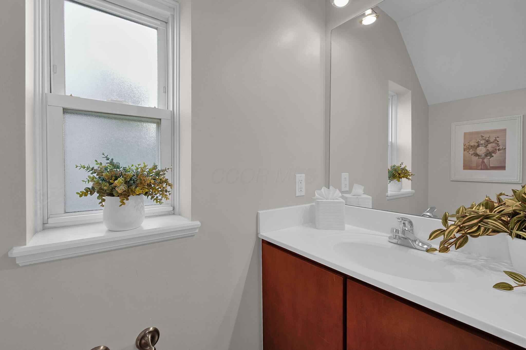 1096 Perry Street, Unit B Columbus, OH 43201 - Photo 19 of 33 7-web-or-mls-1096-perry-st-b