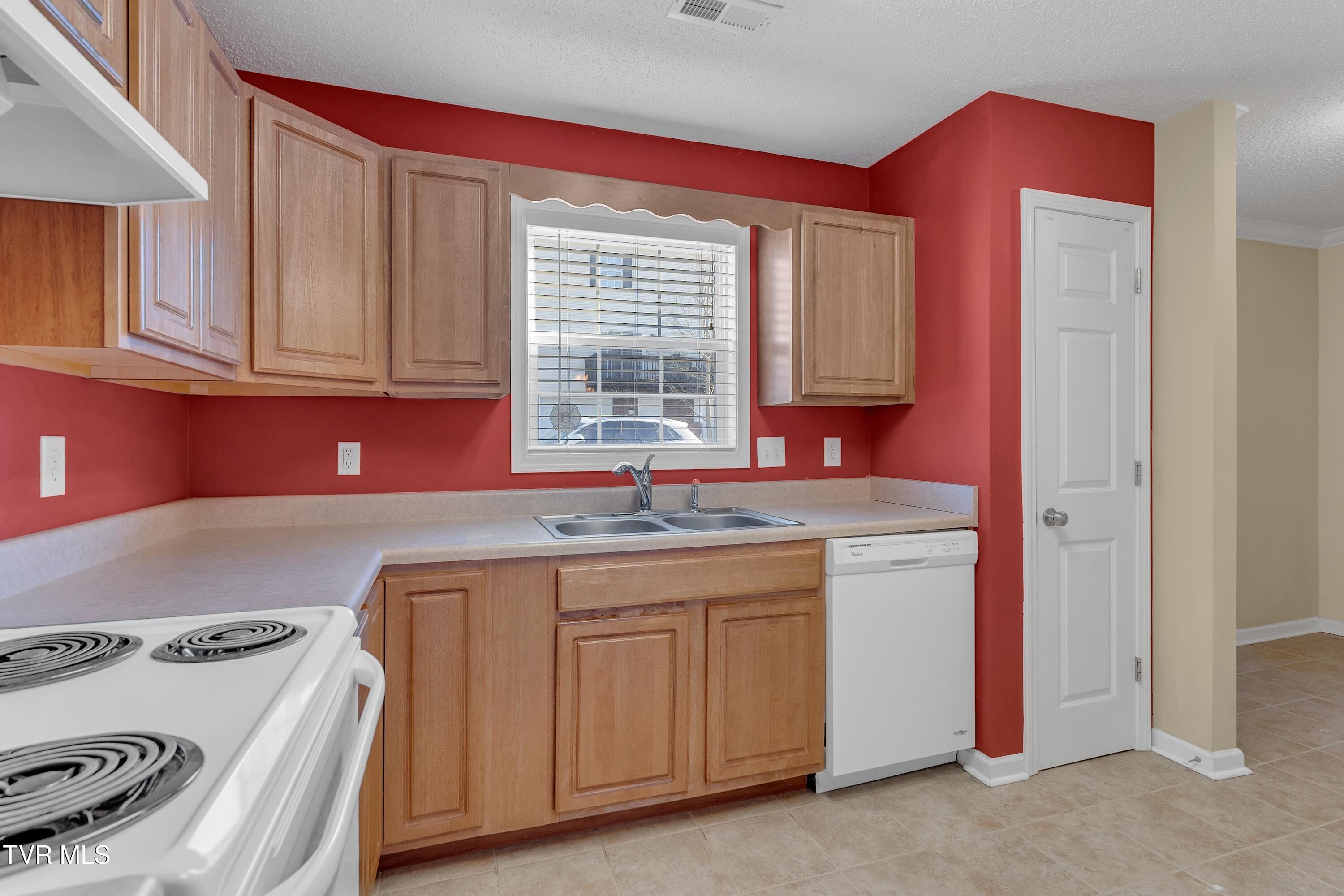 2201 Cherokee Road, Unit 3 Johnson City, TN 37604 - Photo 4 of 27 5_arw09128