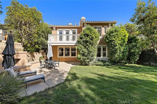 a sign that is sitting on a brick wall