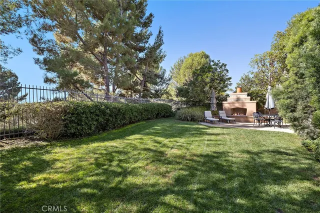a view of a yard with palm tree