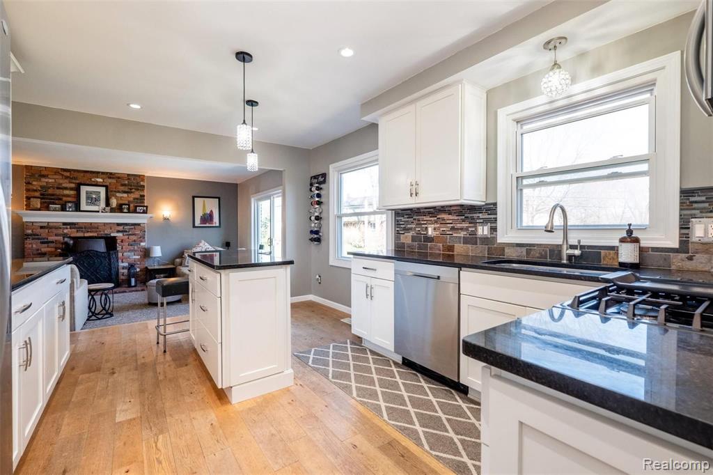 695 Lake Forest Road Rochester Hills, MI 48309 - Photo 11 of 47