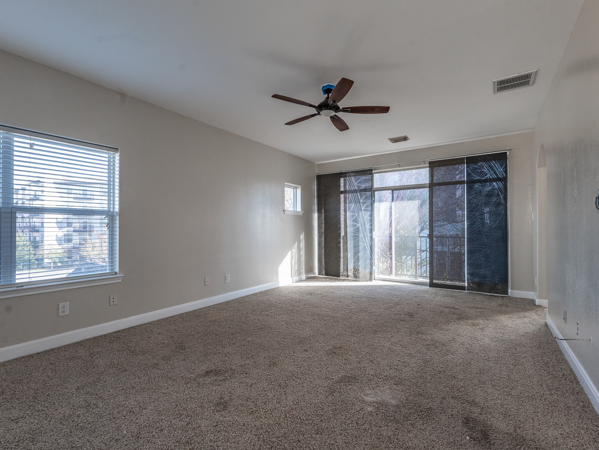 1320 Lakin Street, Unit B Houston, TX 77007 - Photo 17 of 21 Oversized primary bedroom