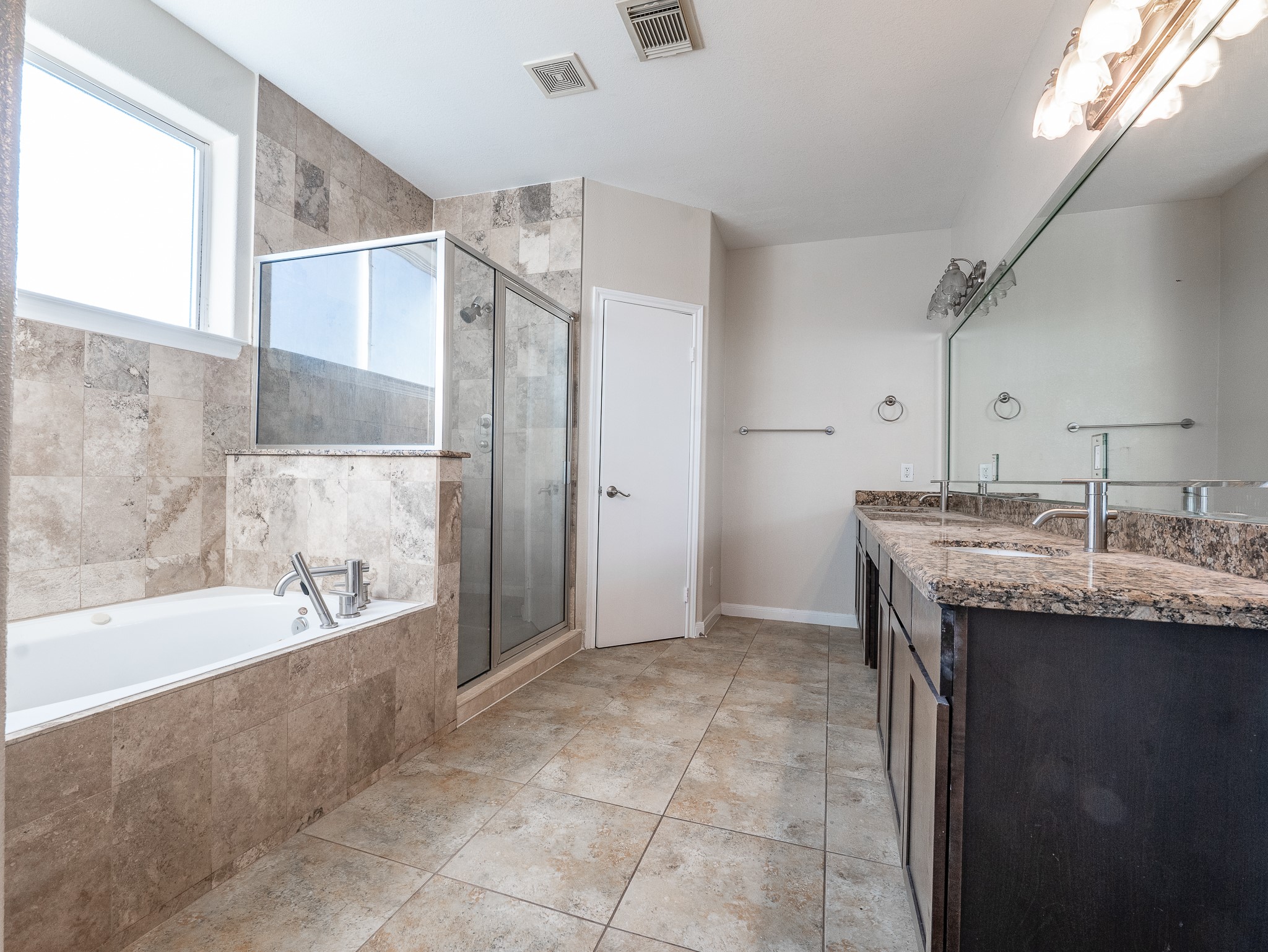 1320 Lakin Street, Unit B Houston, TX 77007 - Photo 19 of 21 Primary bath