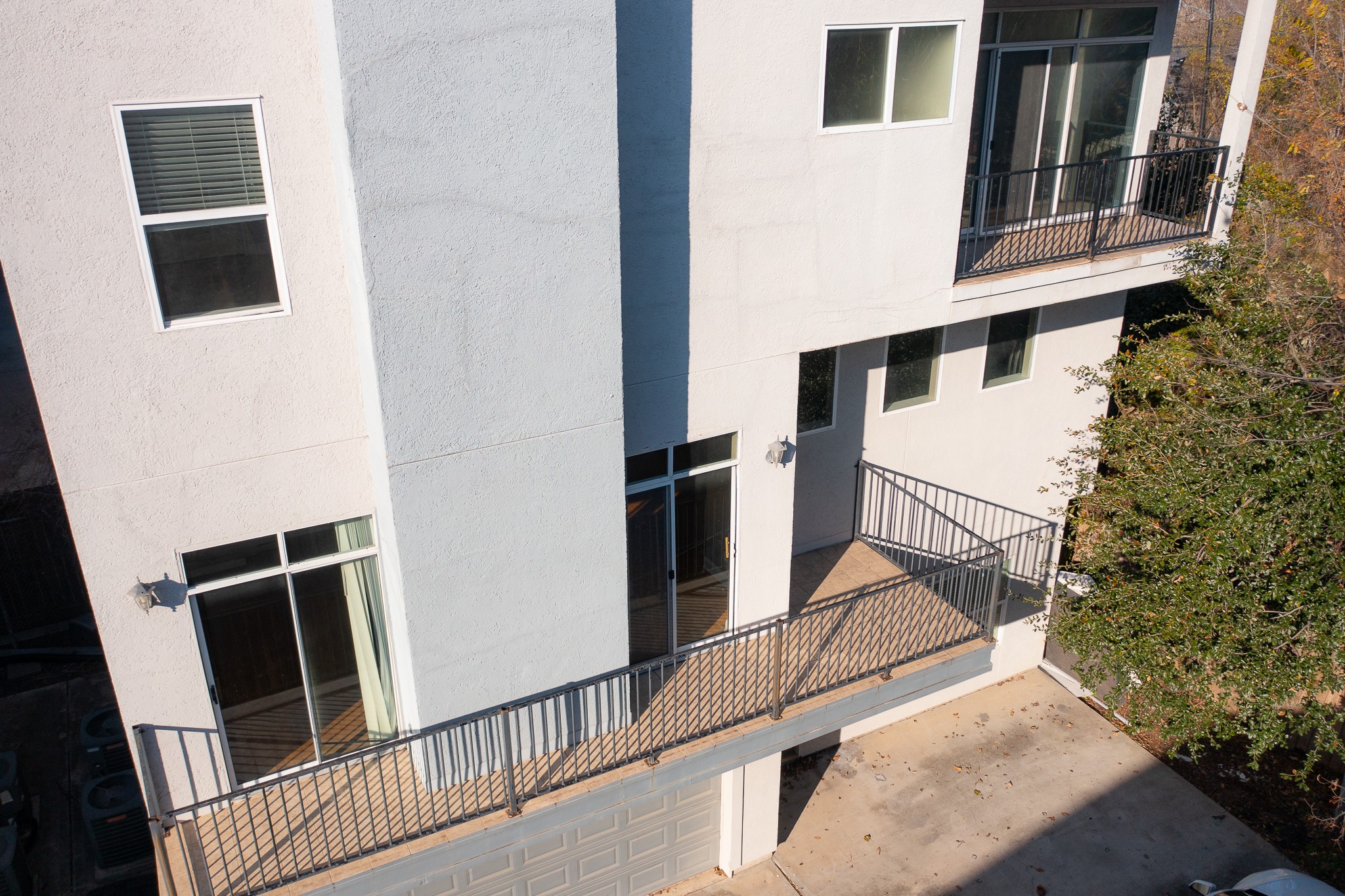 1320 Lakin Street, Unit B Houston, TX 77007 - Photo 5 of 21 Unique balcony system, perfect for entertaining or relaxing