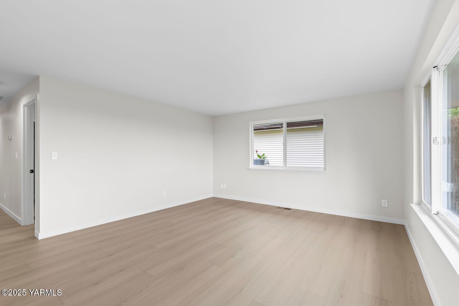 602 Meadowbrook Road Yakima, WA 98903 - Photo 20 of 42 an empty room with a window
