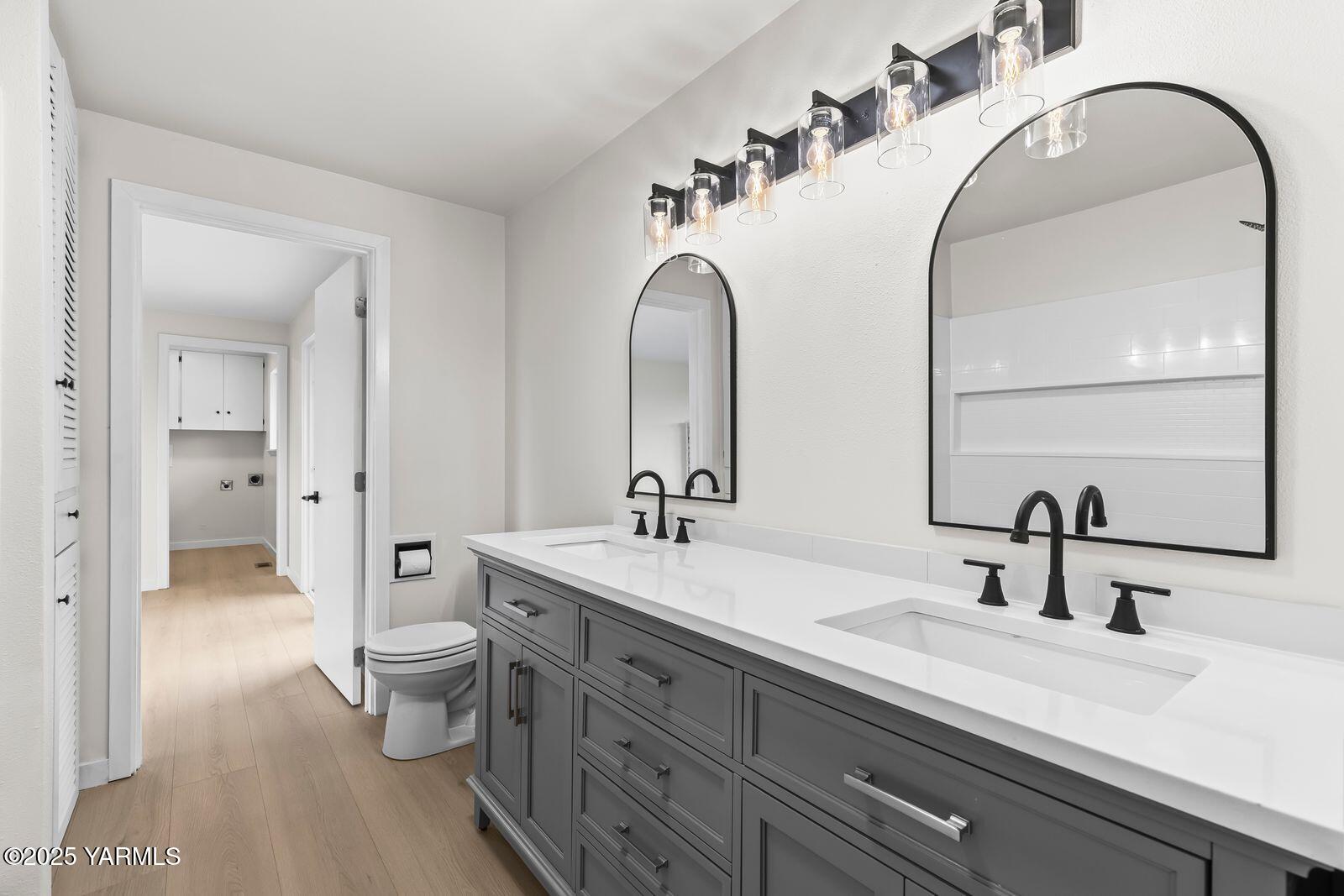602 Meadowbrook Road Yakima, WA 98903 - Photo 24 of 42 a spacious bathroom with a double vanity sink and a mirror