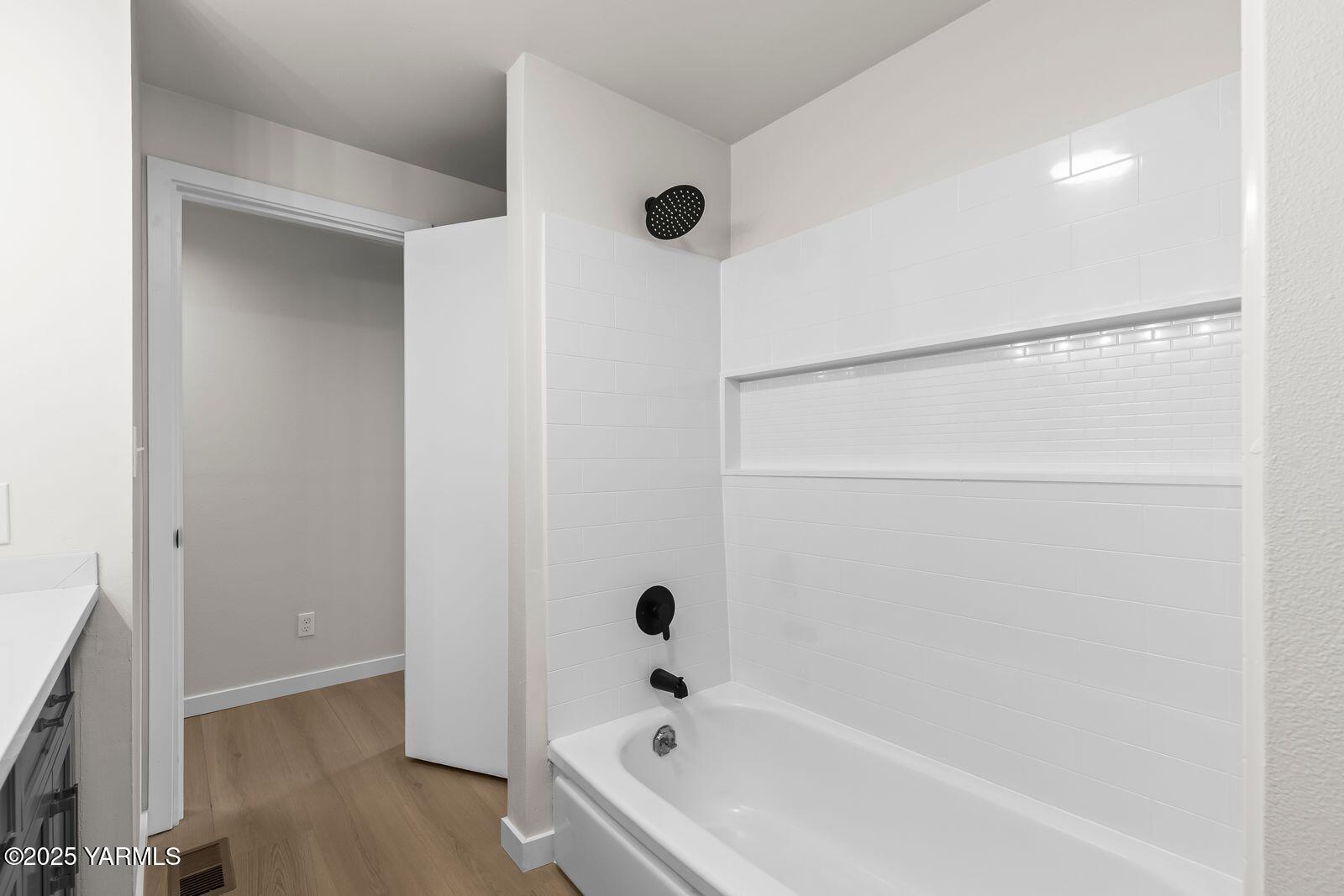 602 Meadowbrook Road Yakima, WA 98903 - Photo 25 of 42 a bathroom with a bathtub