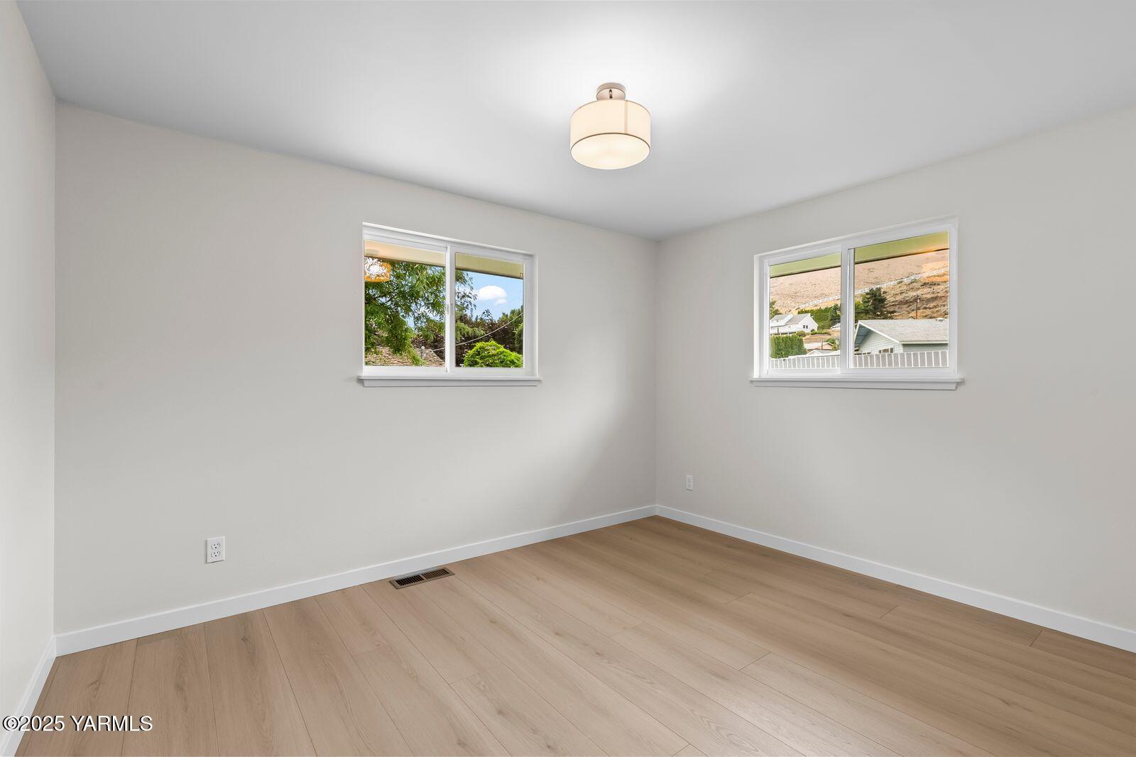 602 Meadowbrook Road Yakima, WA 98903 - Photo 26 of 42 an empty room with a window