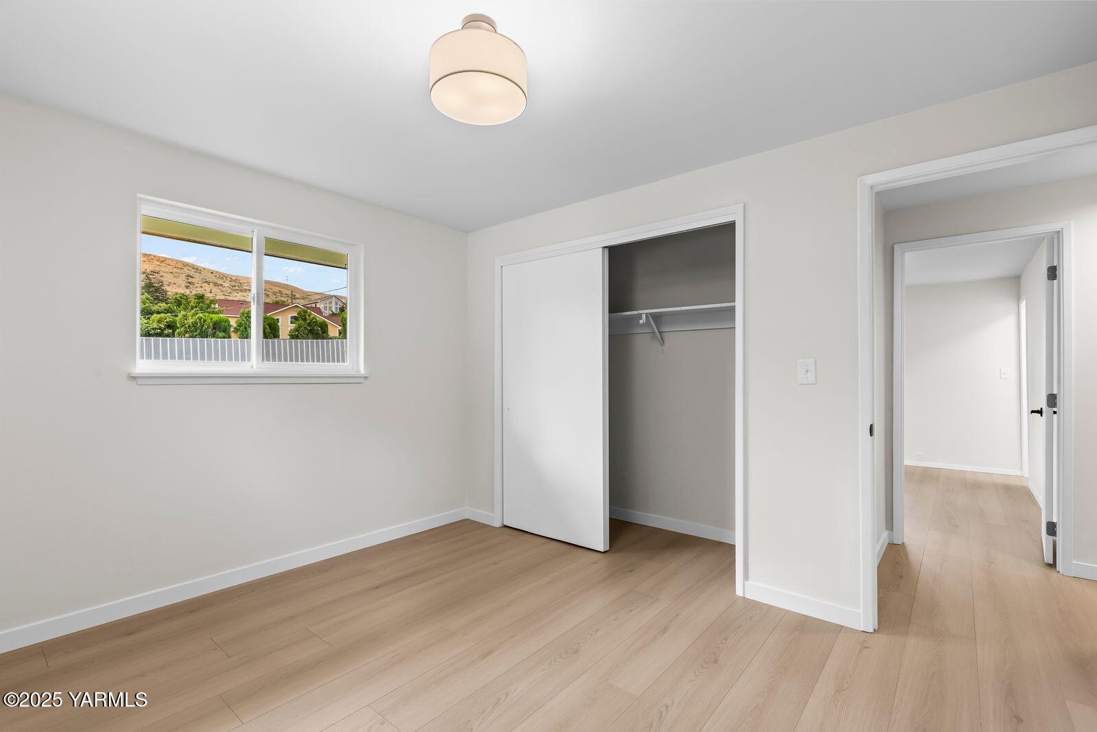 602 Meadowbrook Road Yakima, WA 98903 - Photo 27 of 42 an empty room with wooden floor and windows