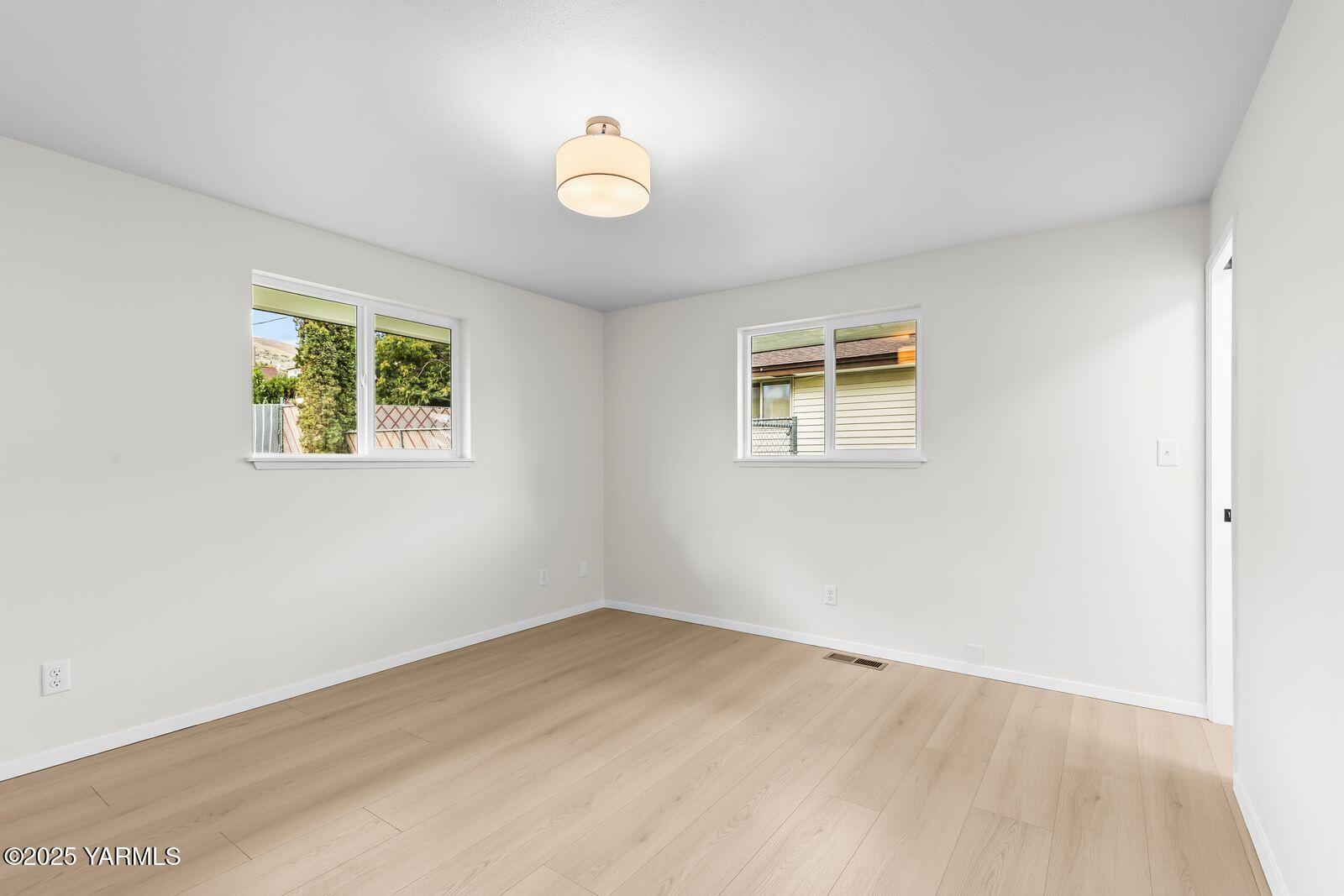 602 Meadowbrook Road Yakima, WA 98903 - Photo 28 of 42 an empty room with a window