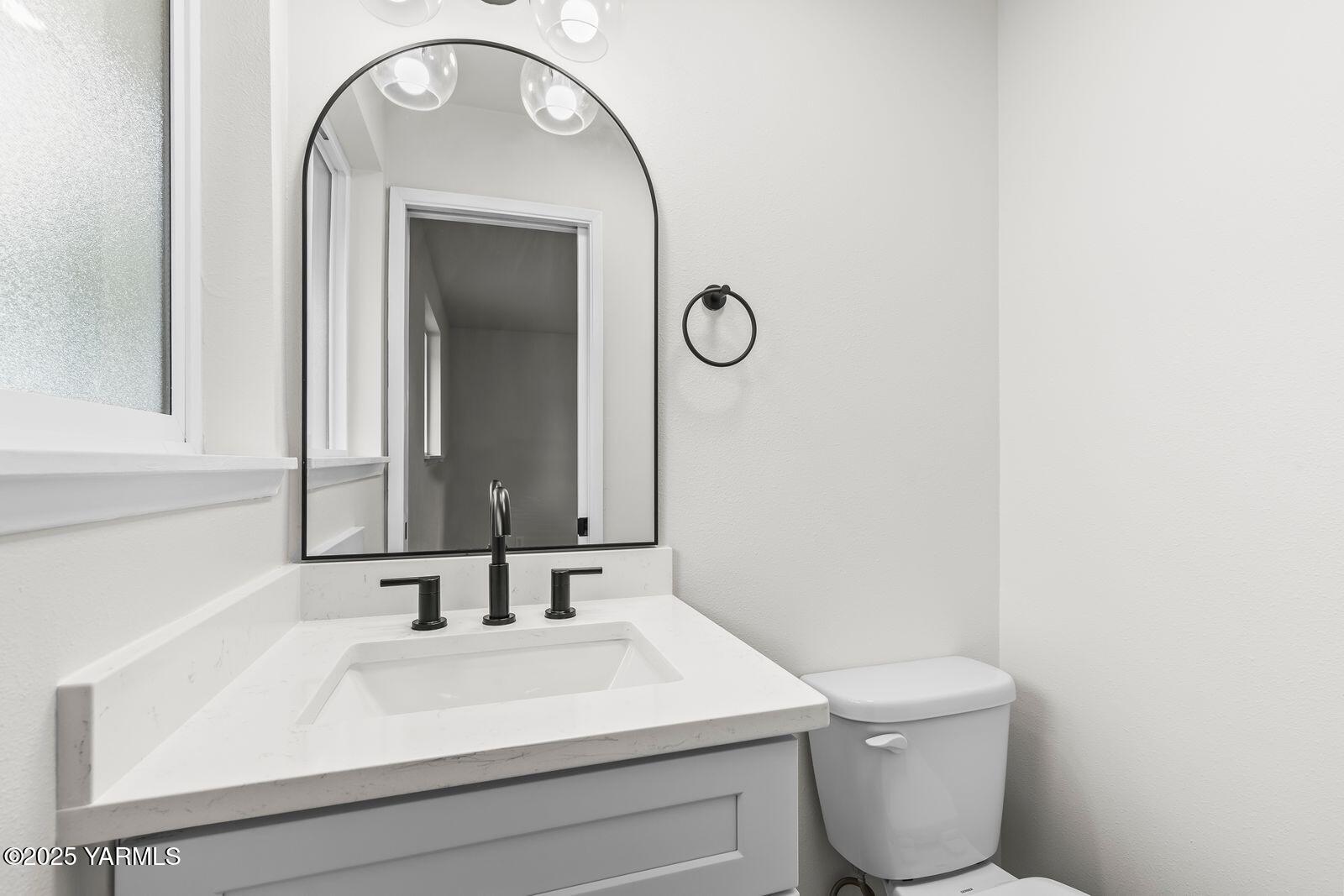 602 Meadowbrook Road Yakima, WA 98903 - Photo 30 of 42 a bathroom with a sink and a mirror