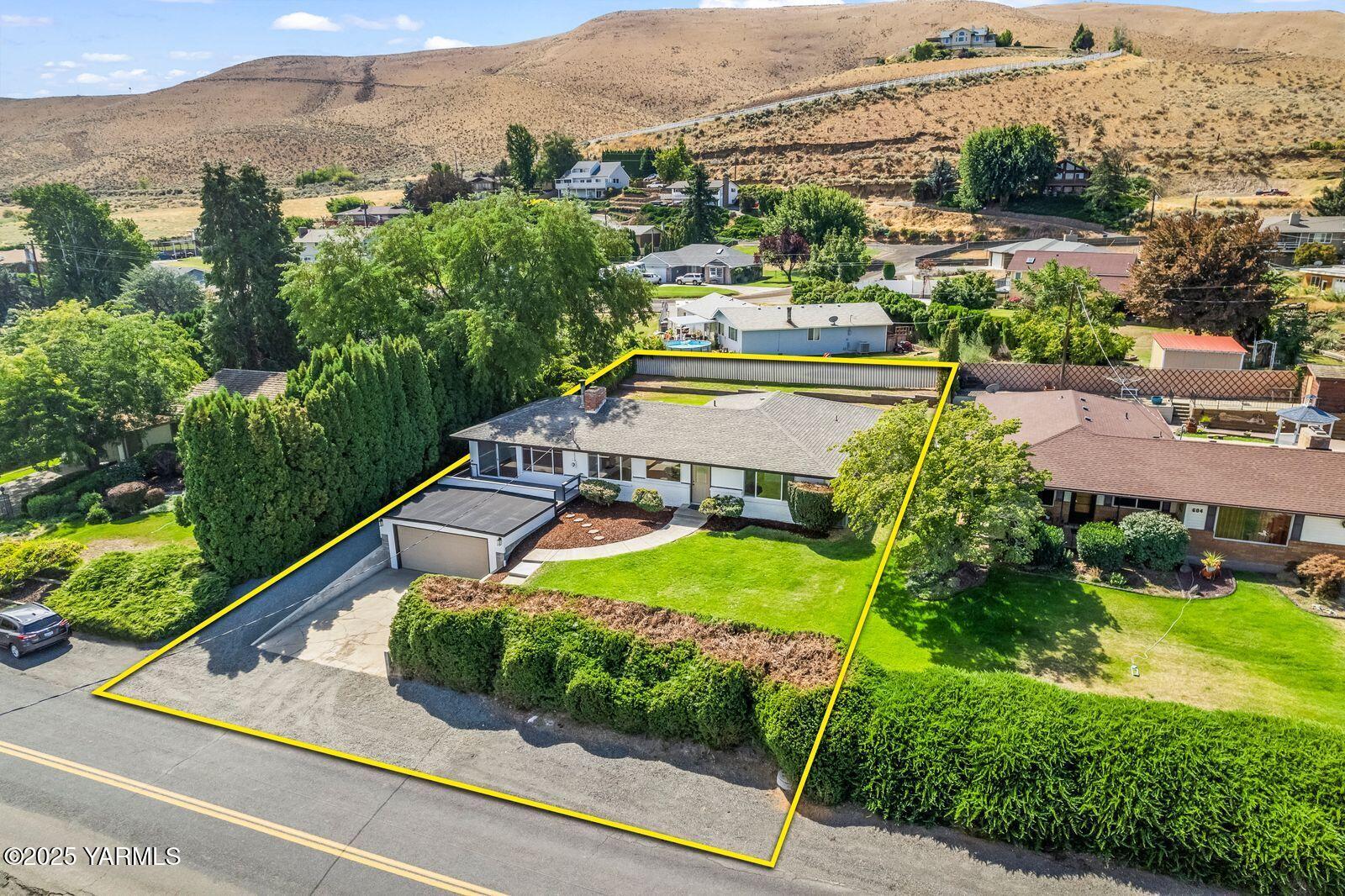 602 Meadowbrook Road Yakima, WA 98903 - Photo 33 of 42 an aerial view of a house with a garden and lake view