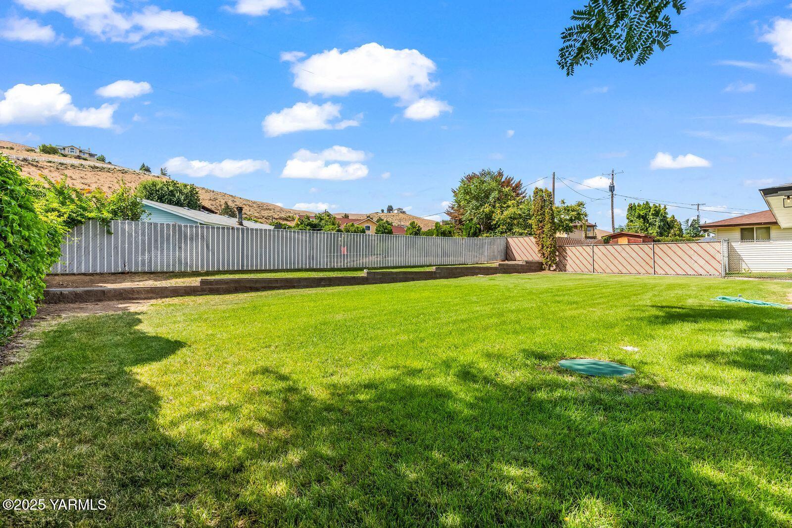 602 Meadowbrook Road Yakima, WA 98903 - Photo 38 of 42 a view of a backyard with a garden
