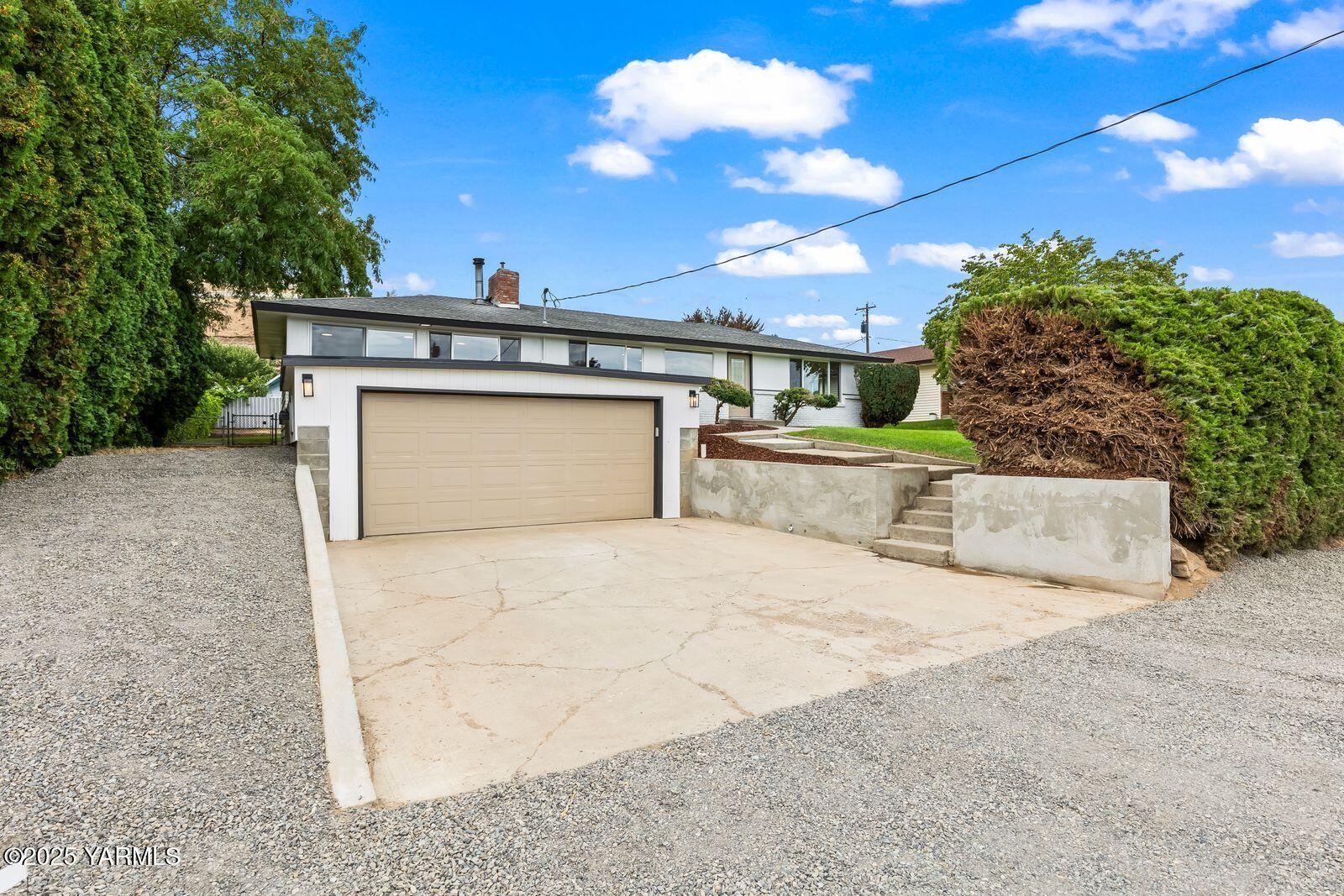 602 Meadowbrook Road Yakima, WA 98903 - Photo 6 of 42 a view of a house with entertaining space
