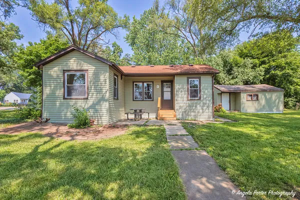 $1,950 | 1501 Round Lake Drive, Round Lake Beach, IL 60073