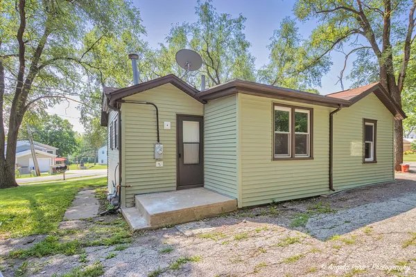 $1,950 | 1501 Round Lake Drive, Round Lake Beach, IL 60073