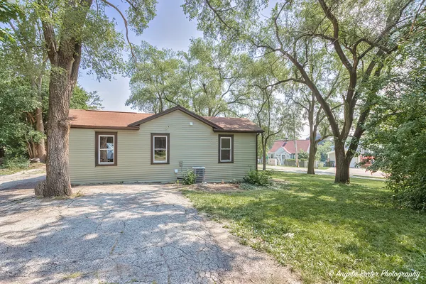 $1,950 | 1501 Round Lake Drive, Round Lake Beach, IL 60073