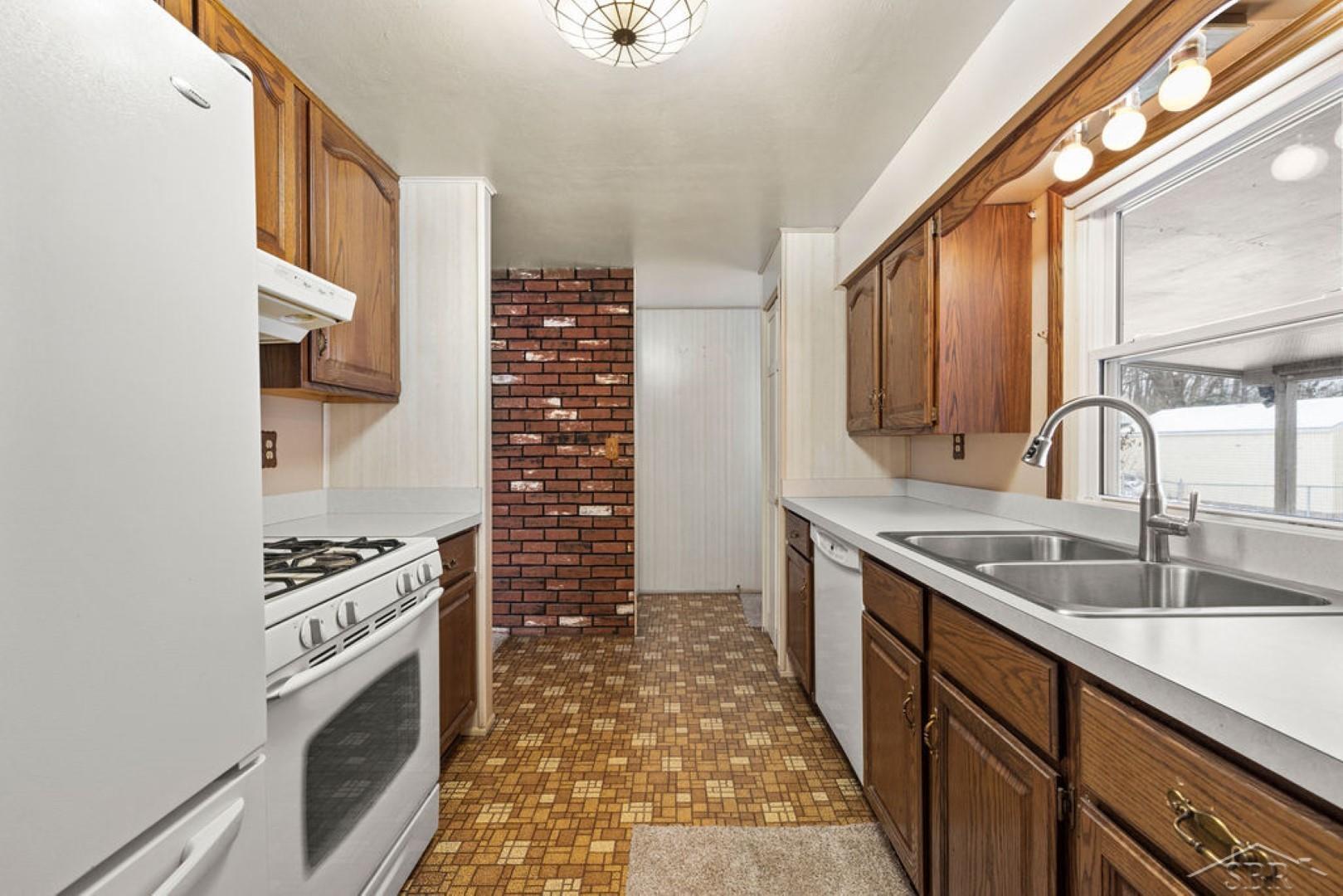 4915 Cherokee Road Saginaw, MI 48604 - Photo 18 of 31 50096377-17.JPG