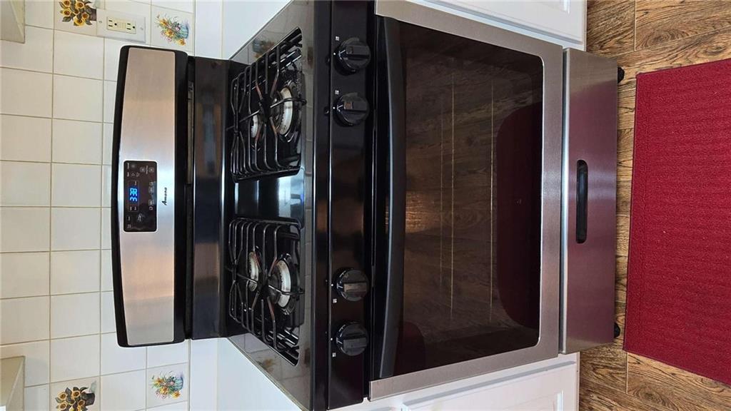 352 Olde Wick Trail Hoschton, GA 30548 - Photo 13 of 34 a stove top oven sitting inside of a kitchen