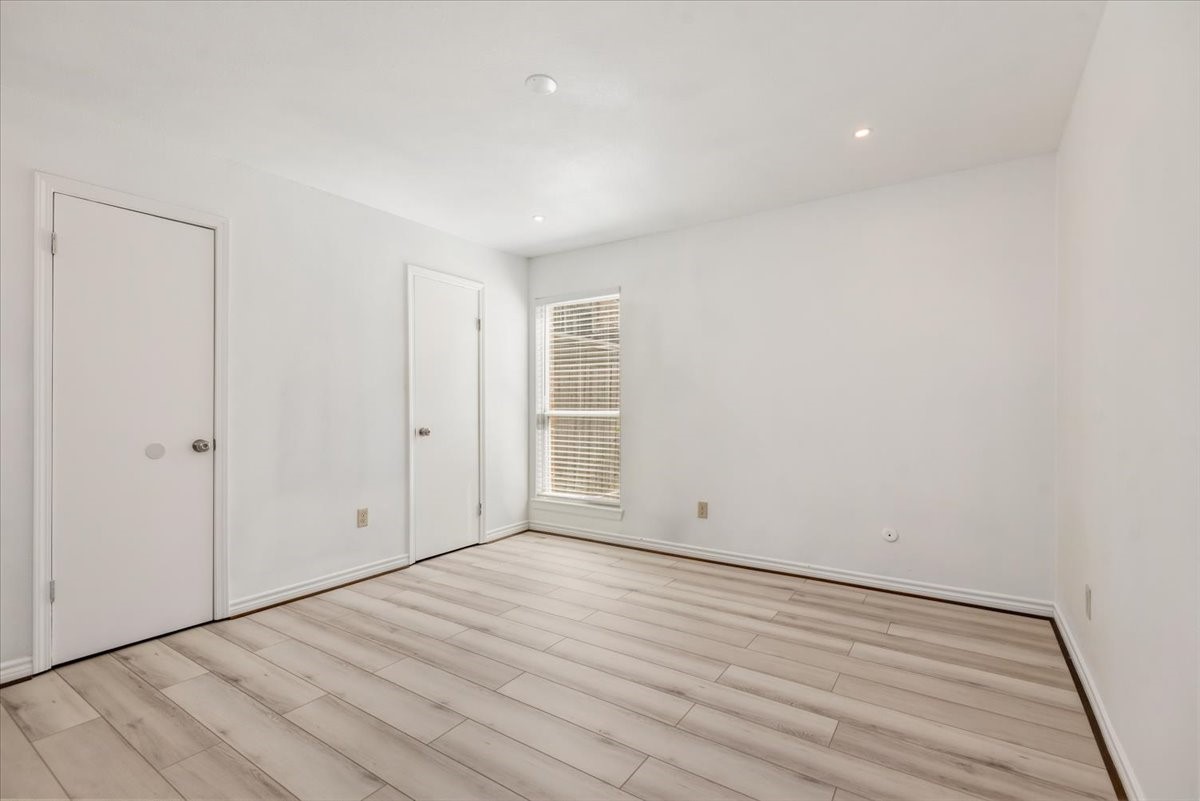 9616 Long Point Road, Unit 63 Houston, TX 77055 - Photo 10 of 17 Alternate view of primary bedroom.
