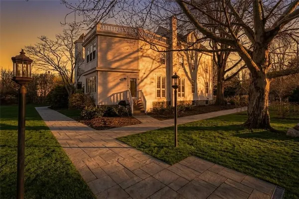 $589,000 | 446 Bellevue Avenue, Unit 3, Newport, RI 02840