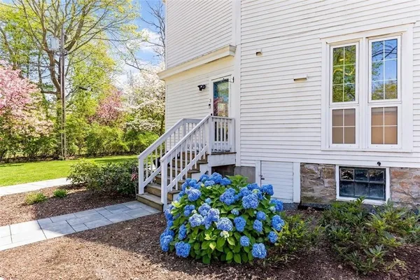 $589,000 | 446 Bellevue Avenue, Unit 3, Newport, RI 02840