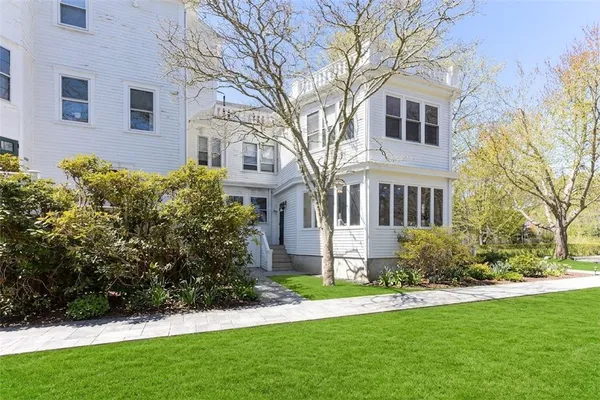 $589,000 | 446 Bellevue Avenue, Unit 3, Newport, RI 02840