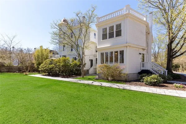 $589,000 | 446 Bellevue Avenue, Unit 3, Newport, RI 02840