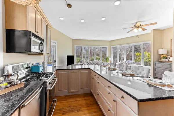 $589,000 | 446 Bellevue Avenue, Unit 3, Newport, RI 02840