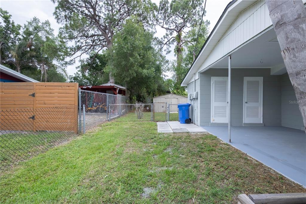 314 4th Avenue Southwest Ruskin, FL 33570 - Photo 28 of 30 a view of a backyard with a garden