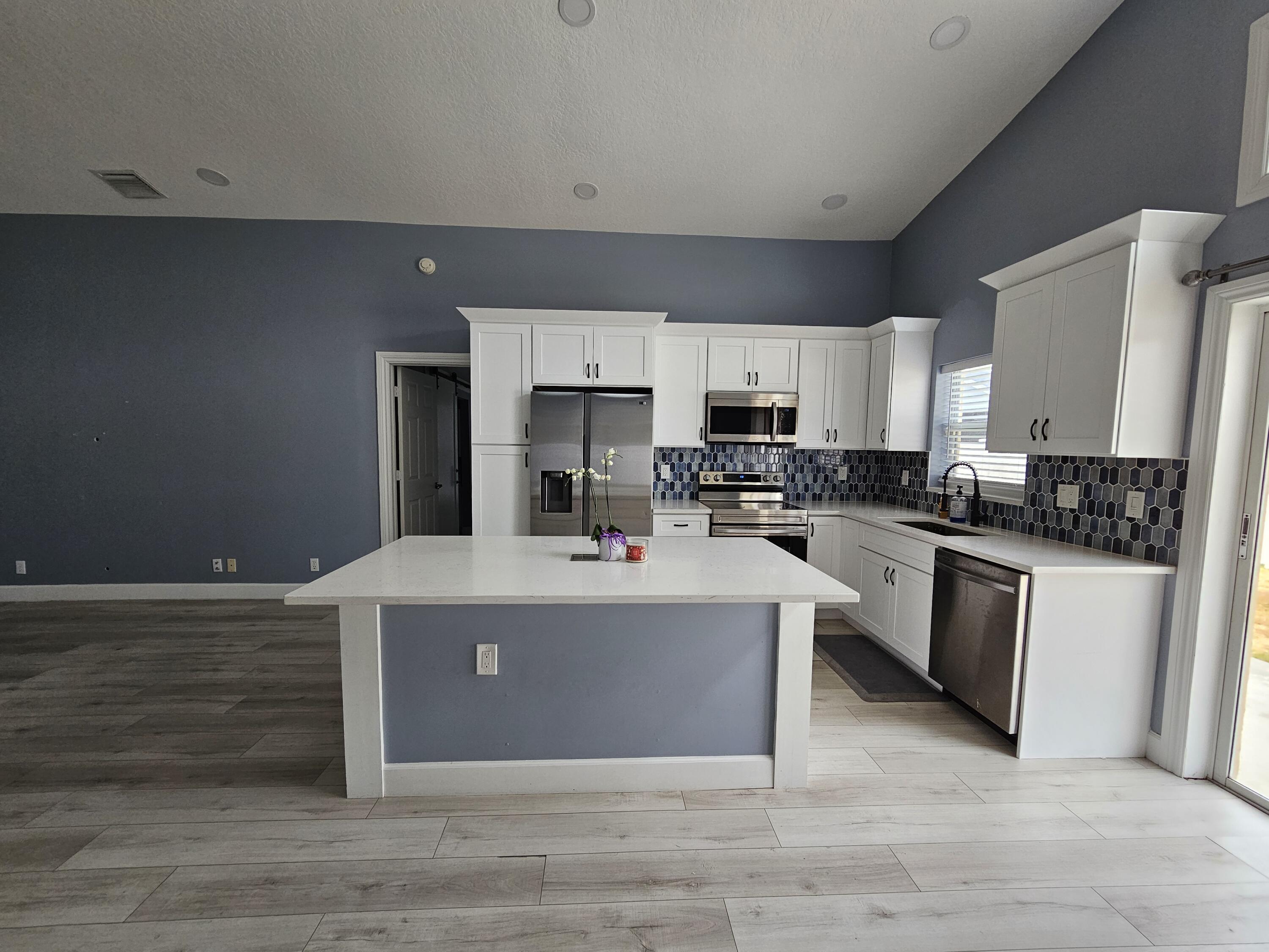 6131 Robinson Street Jupiter, FL 33458 - Photo 3 of 14 20240502040643941405000000-o