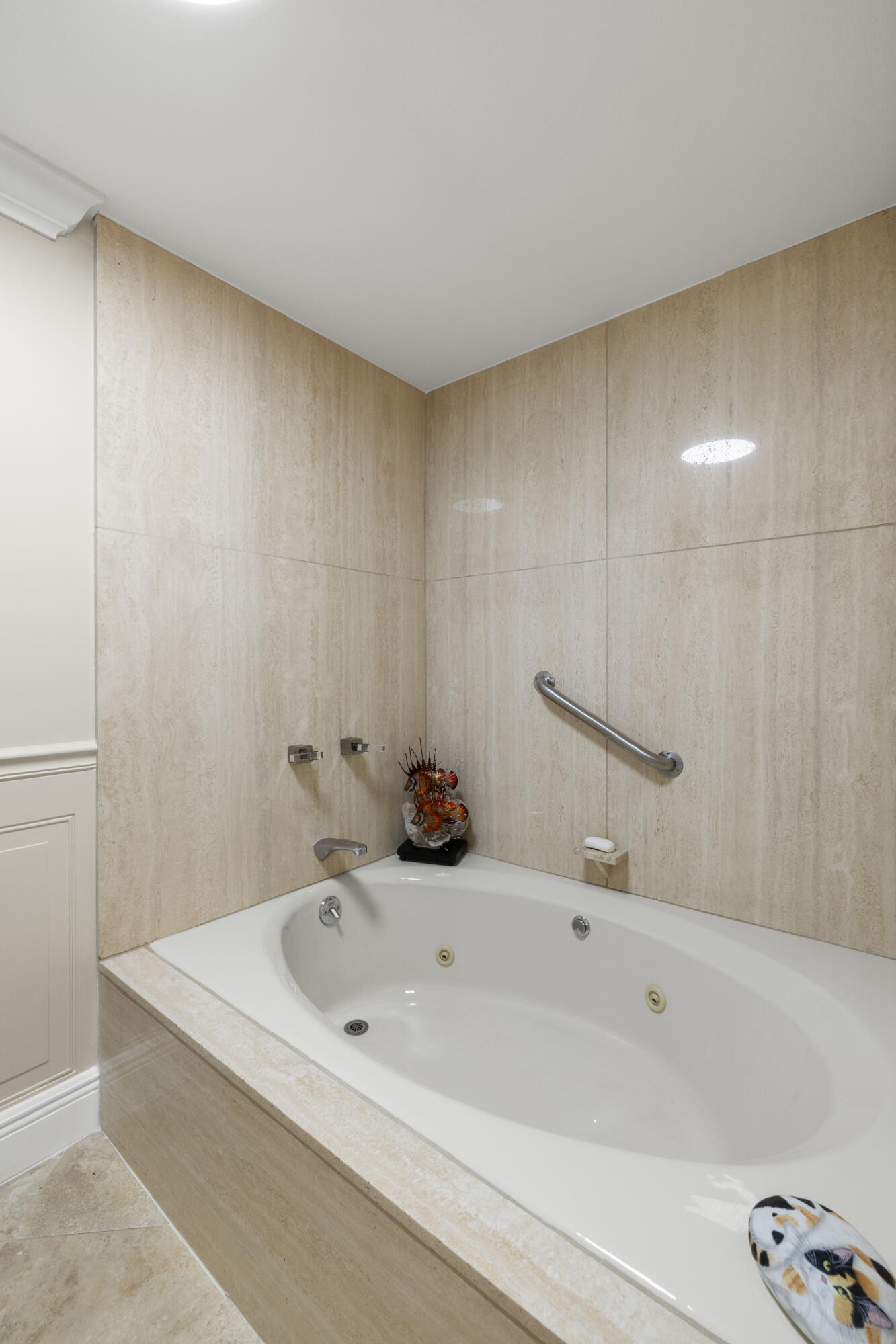 1701 Northeast Ocean Boulevard, Unit 103 Stuart, FL 34996 - Photo 10 of 26 Primary Bathtub