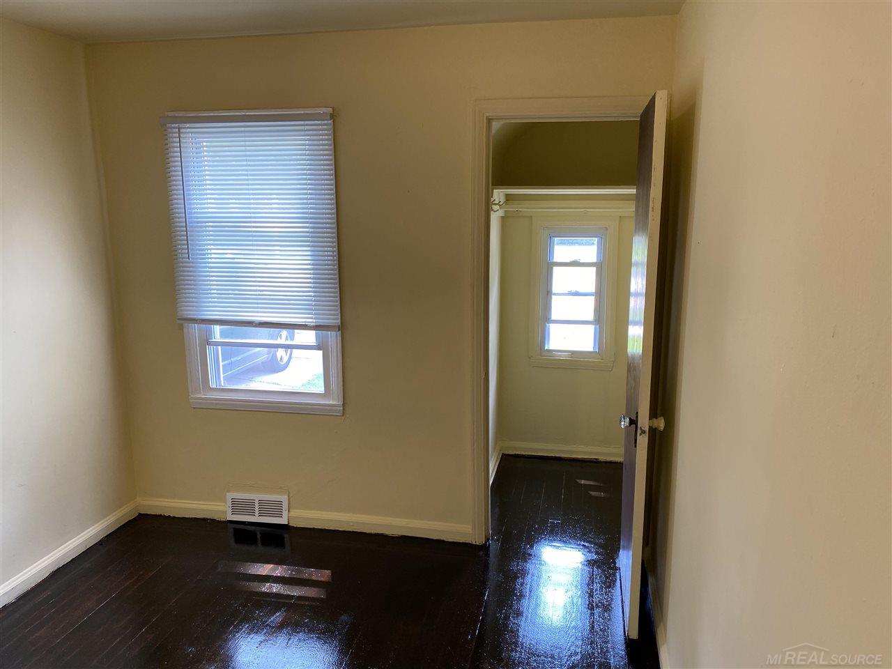 20917 Hampton Road Harper Woods, MI 48225 - Photo 10 of 32 50065760-9.JPG