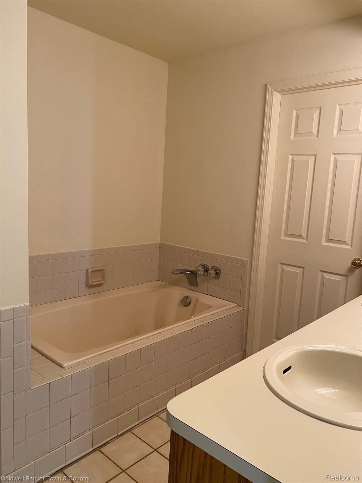 674 Summit Ridge Drive, Unit 17 Milford, MI 48381 - Photo 27 of 51 full bath 3.jpg