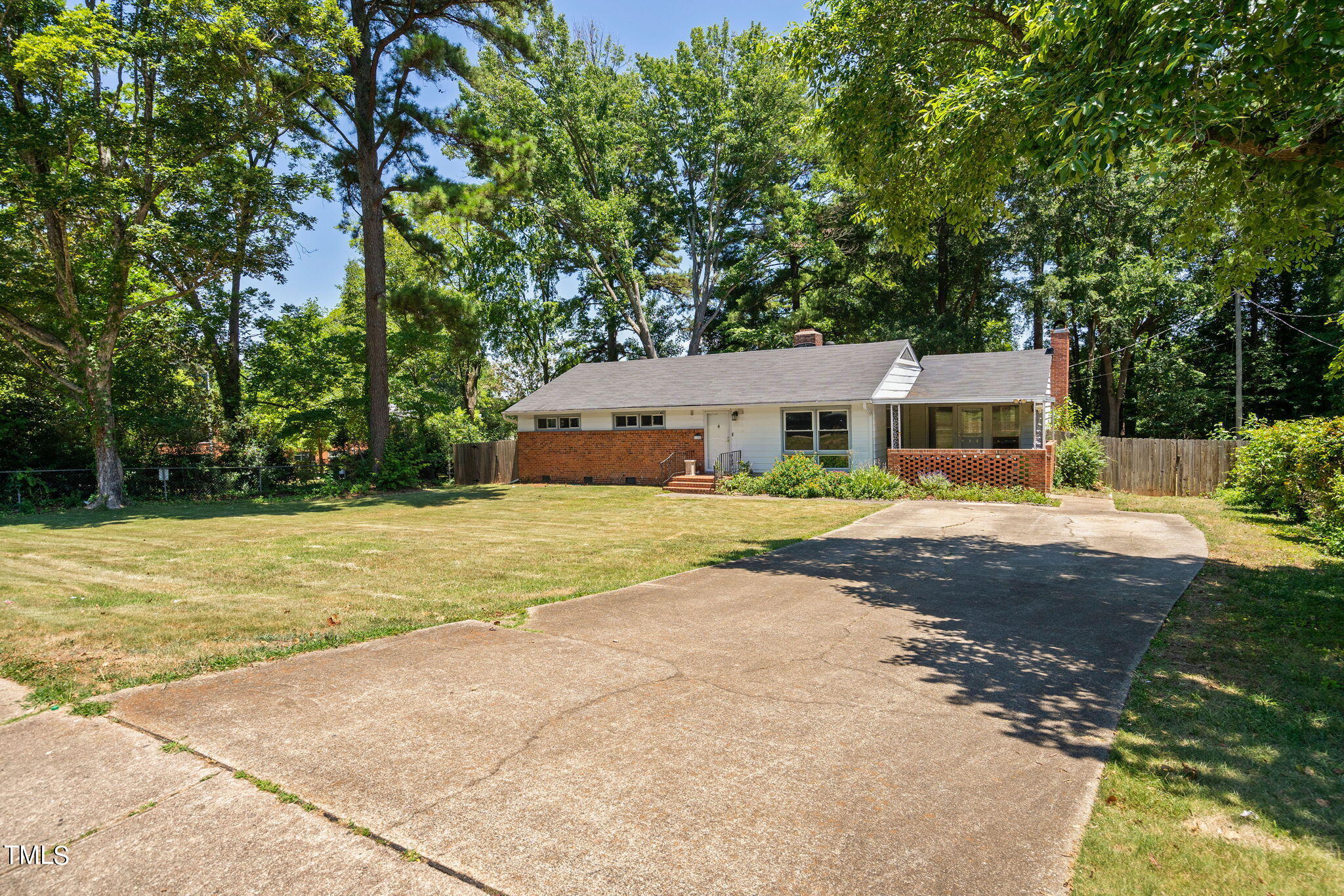 126 Clarendon Crescent Raleigh, NC 27610 - Photo 2 of 40 5-web-or-mls-126-clarendon-crescent