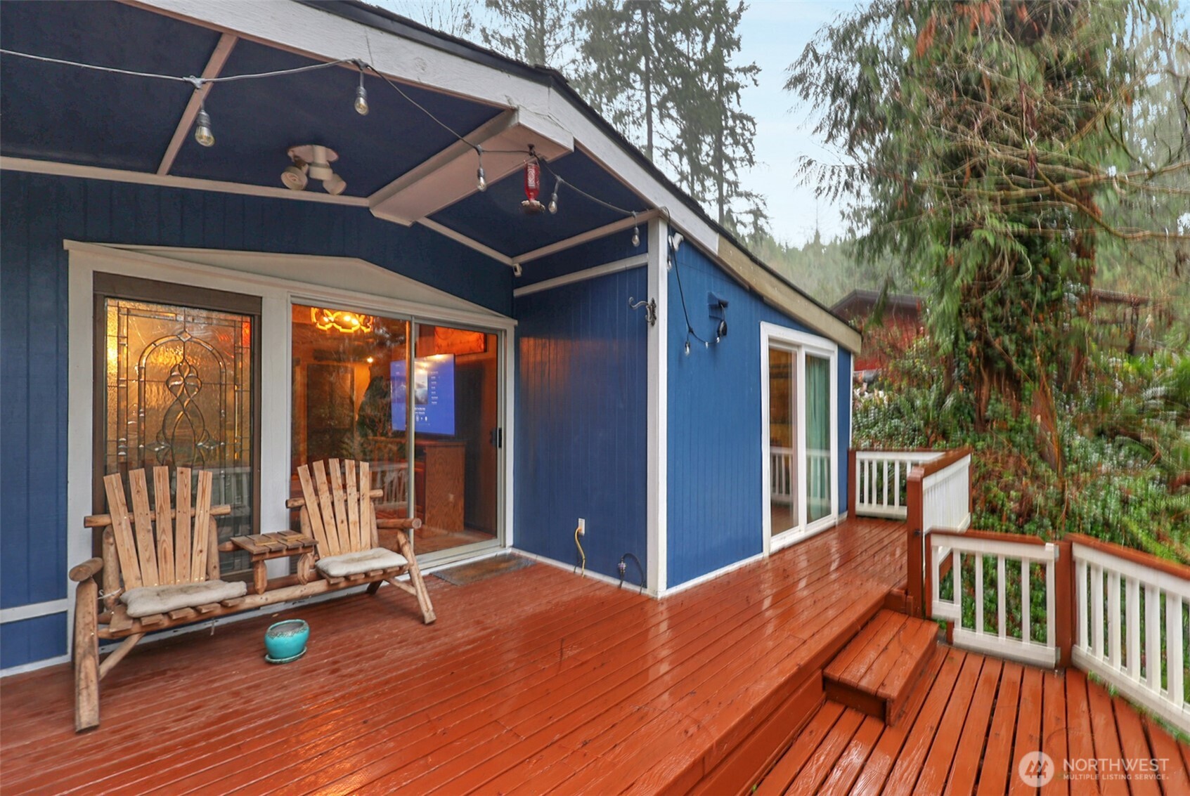 13109 Crystal Springs Road Granite Falls, WA 98252 - Photo 18 of 32 a view of balcony with couch and wooden floor