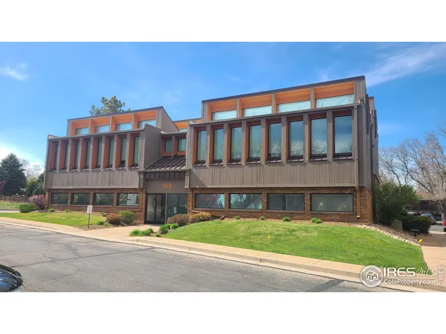 a black and white photo of a building