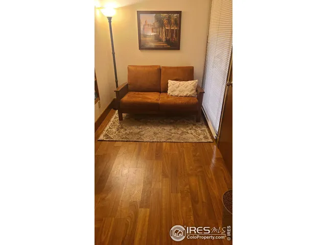 a view of entryway with sitting area