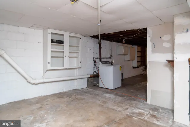 a view of a storage & utility room